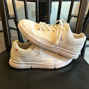 Women’s white SIZE 9 On Cloud Roger Advantage shoes